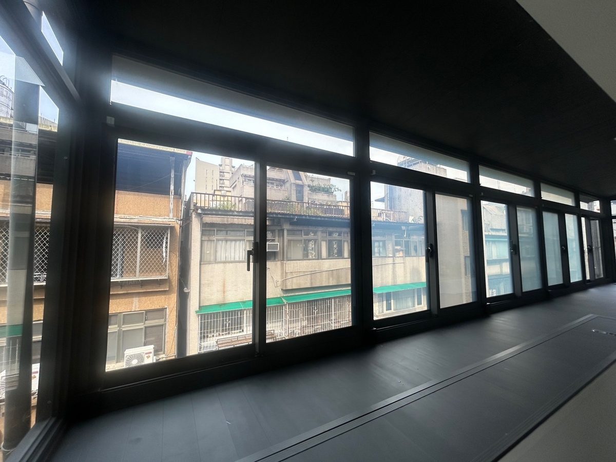 對外橫拉鋁窗電控玻璃通電後呈透明狀態，可見窗外景物