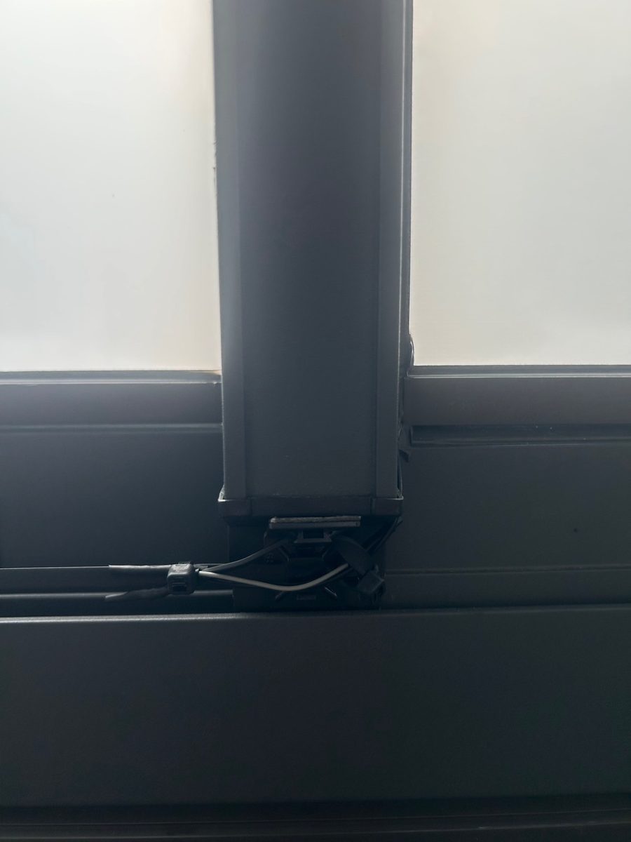窗扇下框的電線接頭與線材裸露落在鋁窗下軌槽內